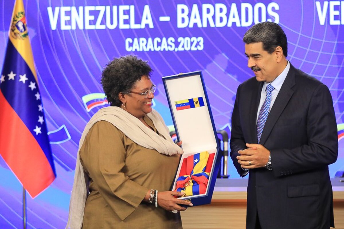 Mia Mottley recibe condecoración Libertadores y Libertadoras