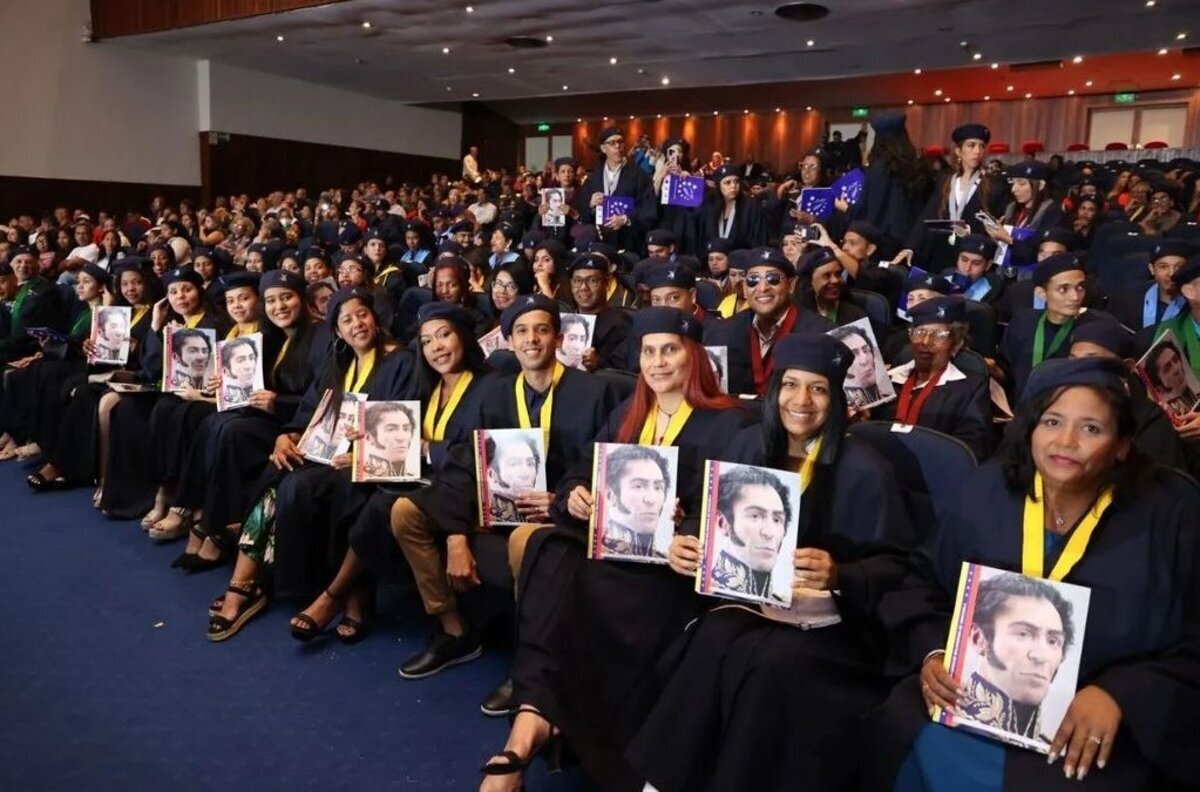 UBV conmemora 20 años de fundación con acto de graduación