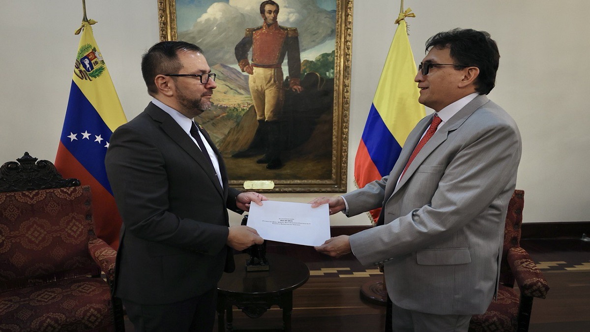 Venezuela recibe credenciales del embajador de Colombia