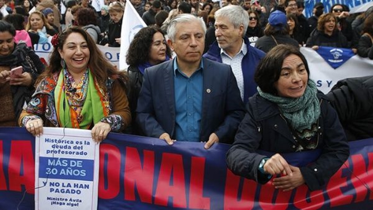 Docentes chilenos exigen reparación de “deuda histórica”
