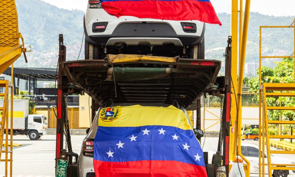 Llegan a Venezuela primeros vehículos de exportación colombiana
