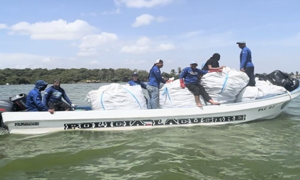 Pescadores del Lago de Maracaibo recolectan desechos plásticos