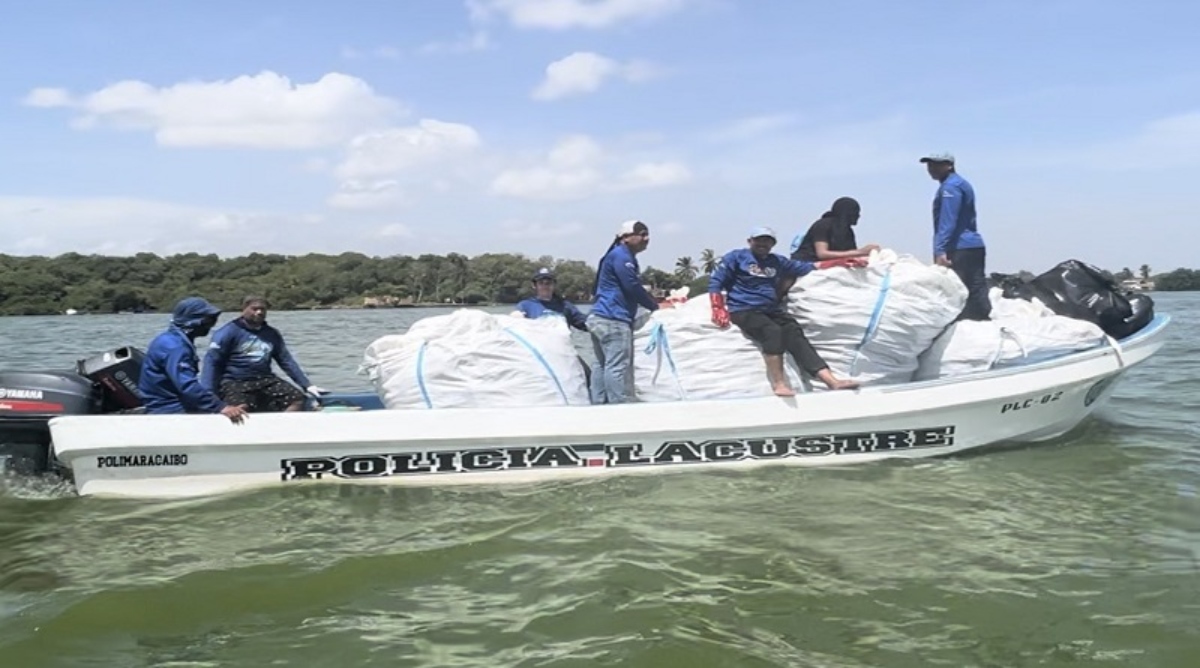 Pescadores del Lago de Maracaibo recolectan desechos plásticos