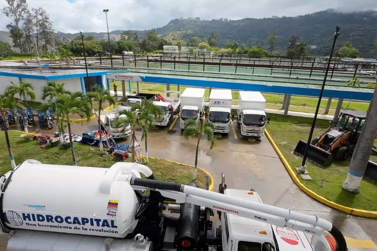 Autoridades entregan vehículos y materiales a Hidrocapital