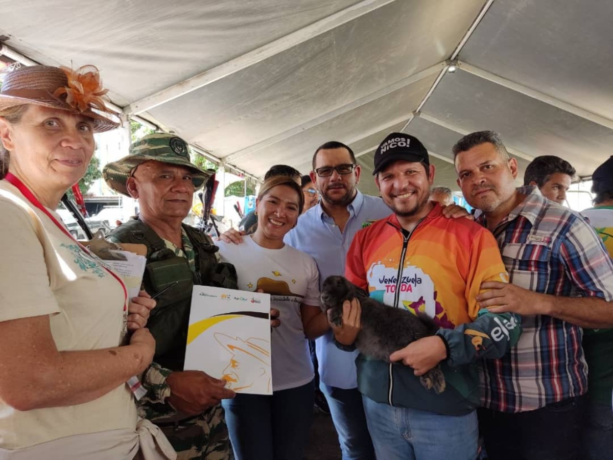 Productores agrourbanos de Caracas reciben kits conuqueros