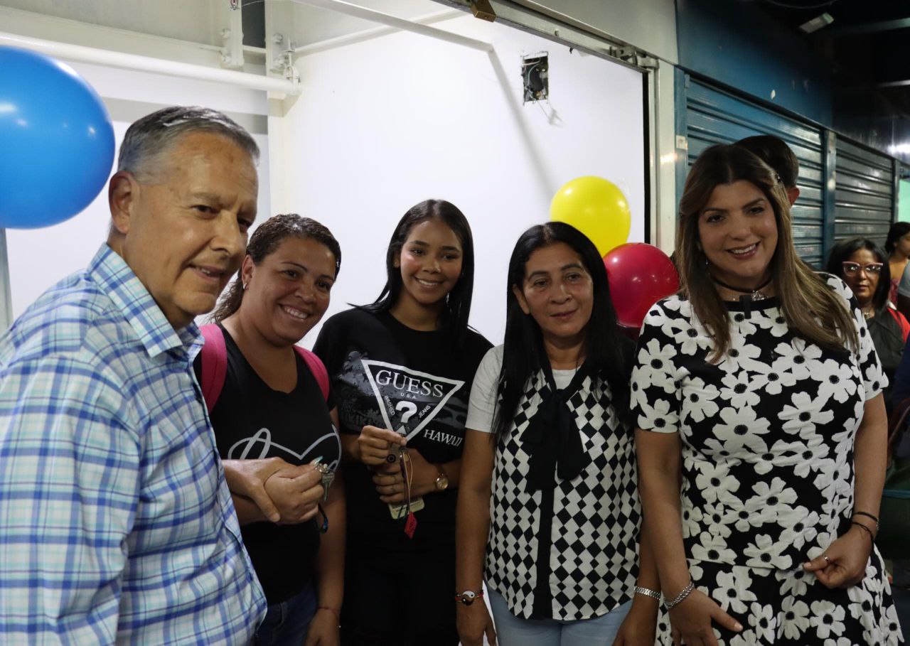 Emprendedores de Petare reciben locales comerciales