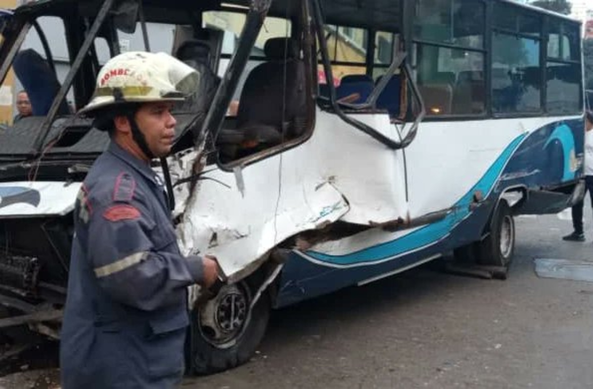SNGR atiende múltiple colisión de vehículos en Caracas