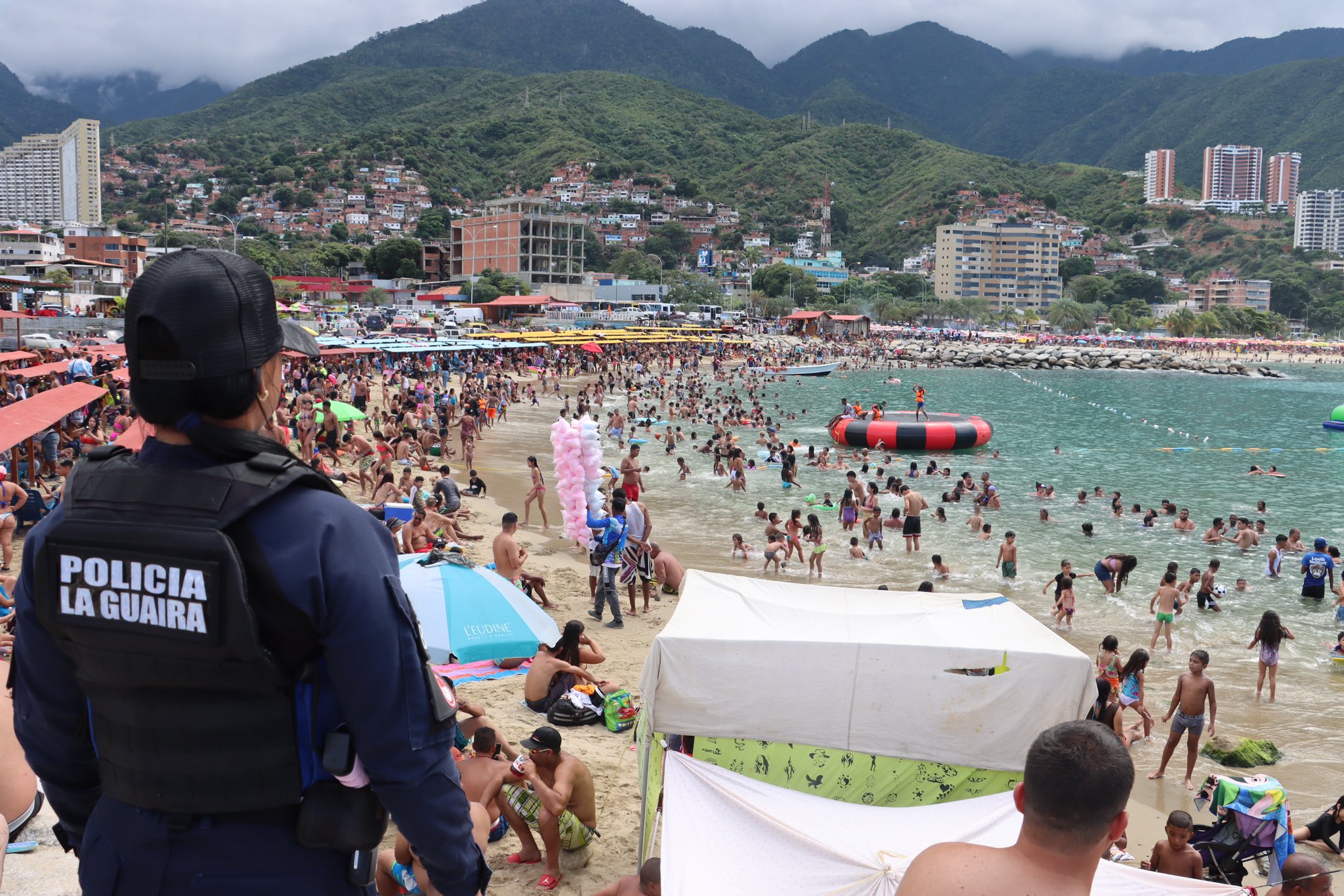 Temporadistas llenan en Año Nuevo playas de La Guaira