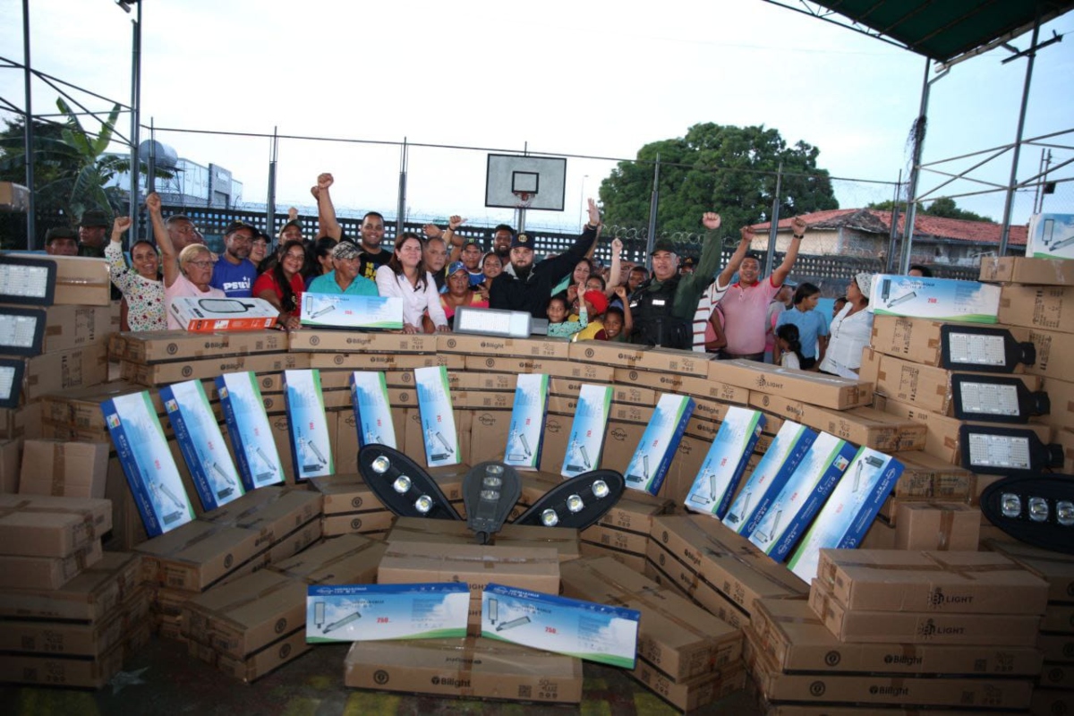 En Monagas Dotan a Comuna Renacer de la Patria con luminaria