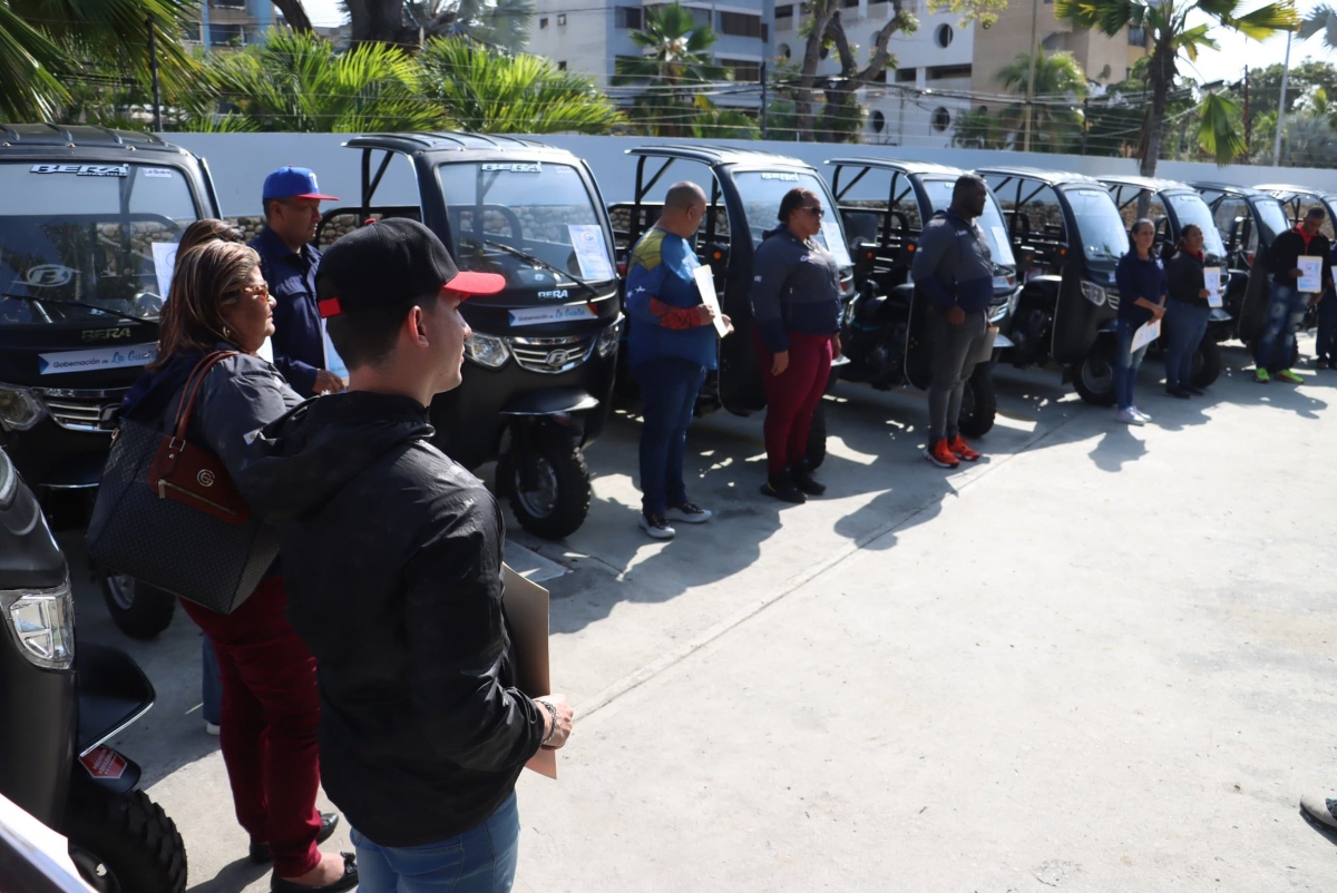 Entregan unidades motorizadas a jefes civiles de La Guaira