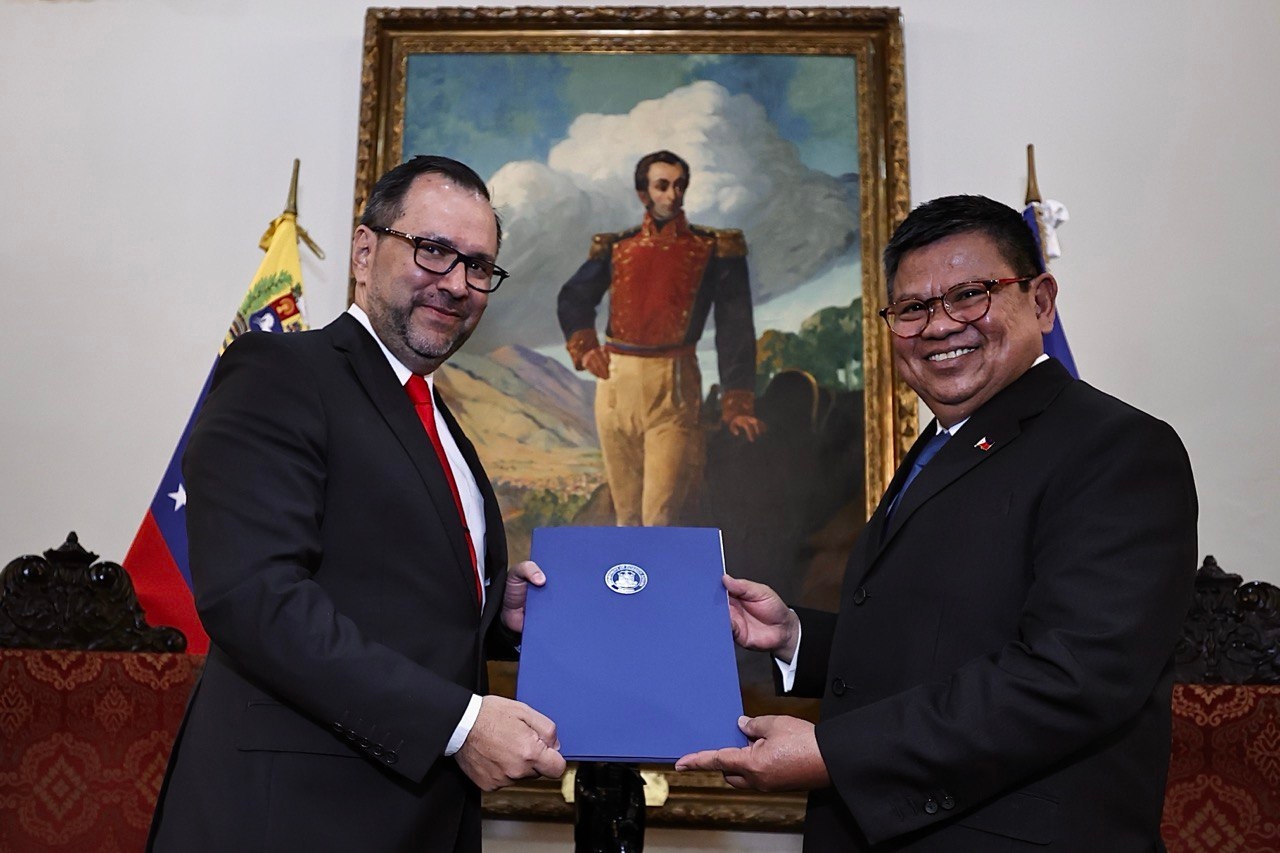 Yvan Gil recibe Copias de Estilo del nuevo Embajador de Filipinas