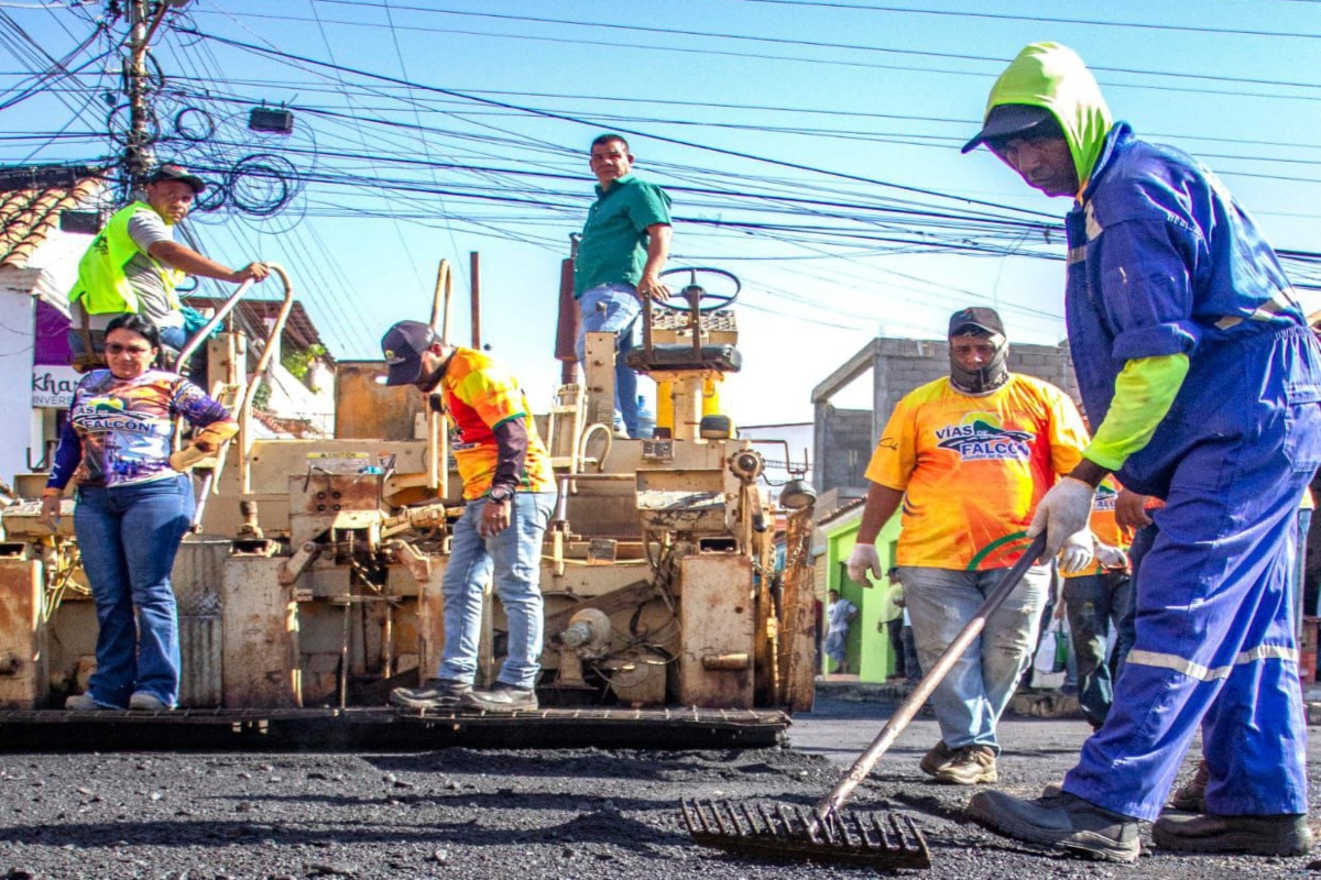 Supervisan avances en obra vial de Mercado Viejo en Coro