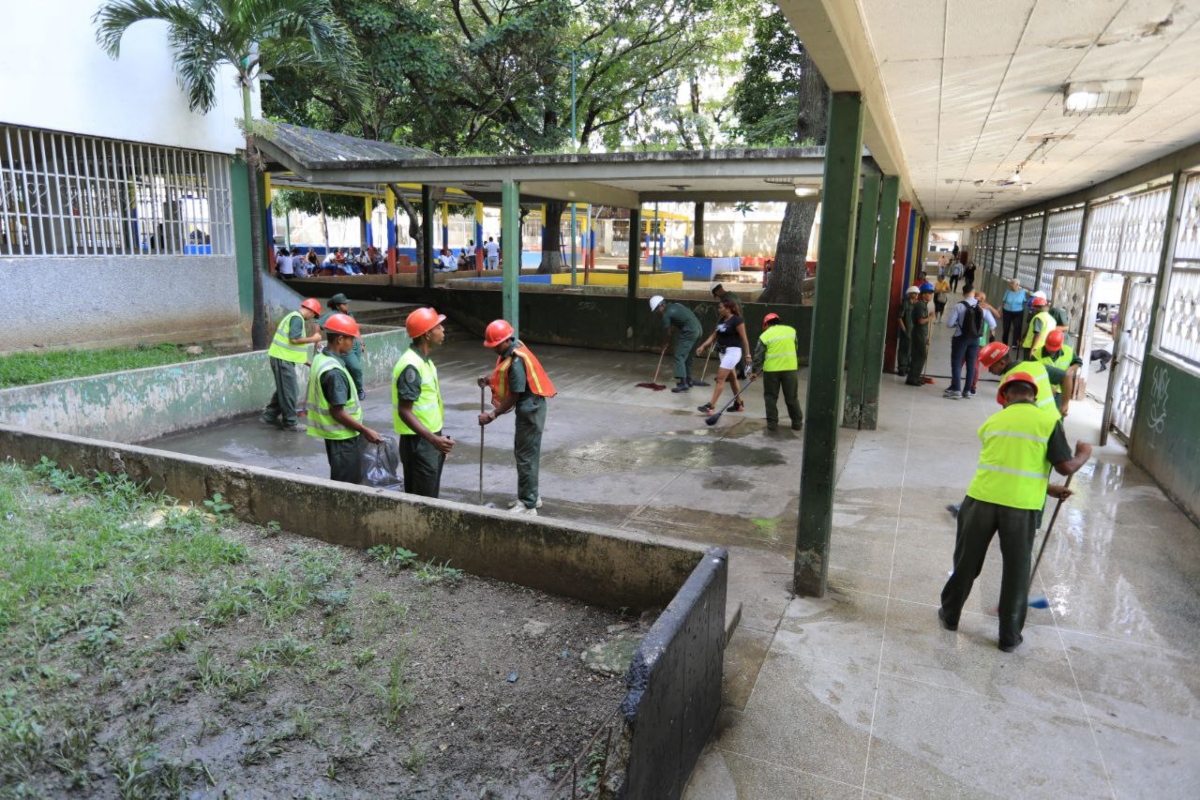 Escuela-Tamanaquito-es-recuperada-por-las-Bricomiles