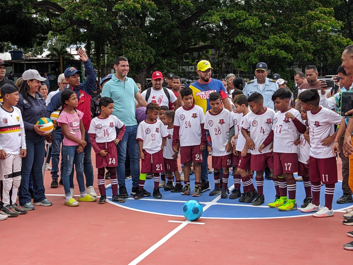 Reinauguran la cancha de uso múltiple en Cúa 