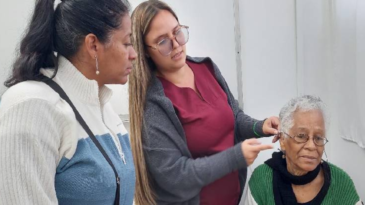 Entregan prótesis auditivas a través del sistema 1×10