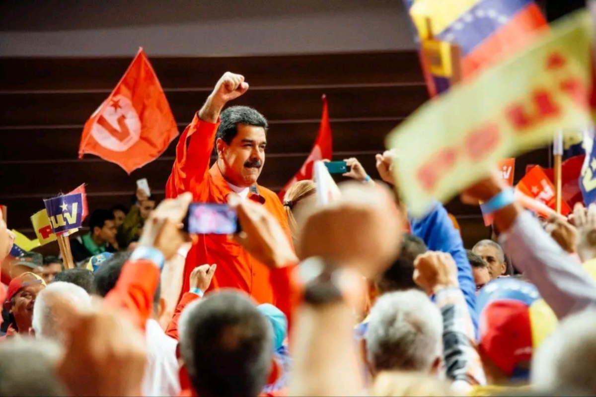 Presidente Maduro inscribe candidatura junto al pueblo venezolano