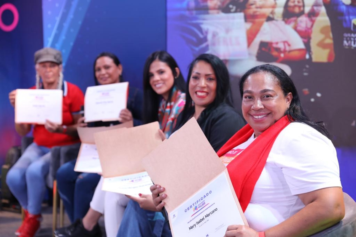 Banco del Tesoro entrega crédito a mujeres venezolanas