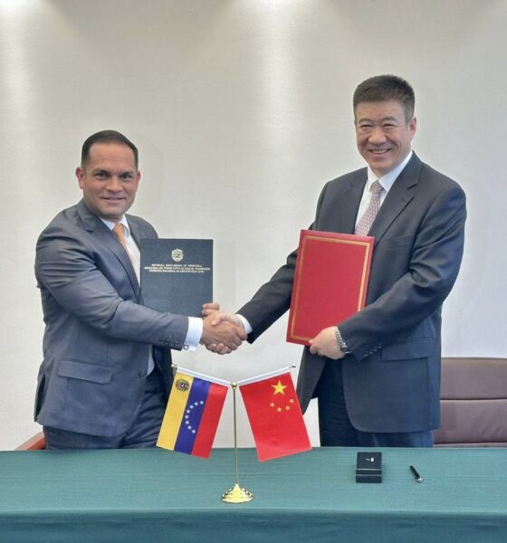 Venezuela y China formalizan protocolo para vuelos comerciales
