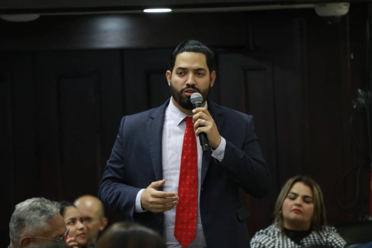 Diputado Muqueza afirma su postura de militar en el PSUV