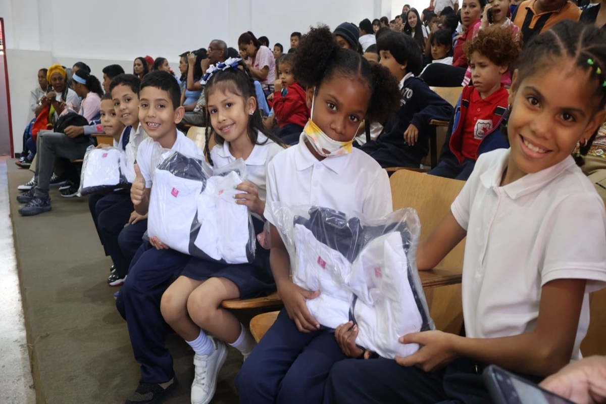 Estudiantes de Portuguesa reciben uniformes escolares “Hecho en Comuna”