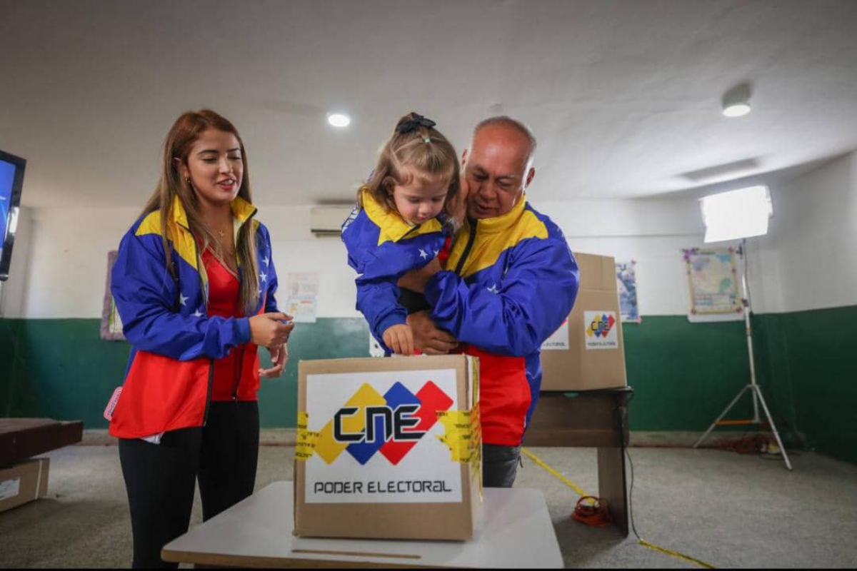 Cabello invitó a colocarse el traje de la democracia