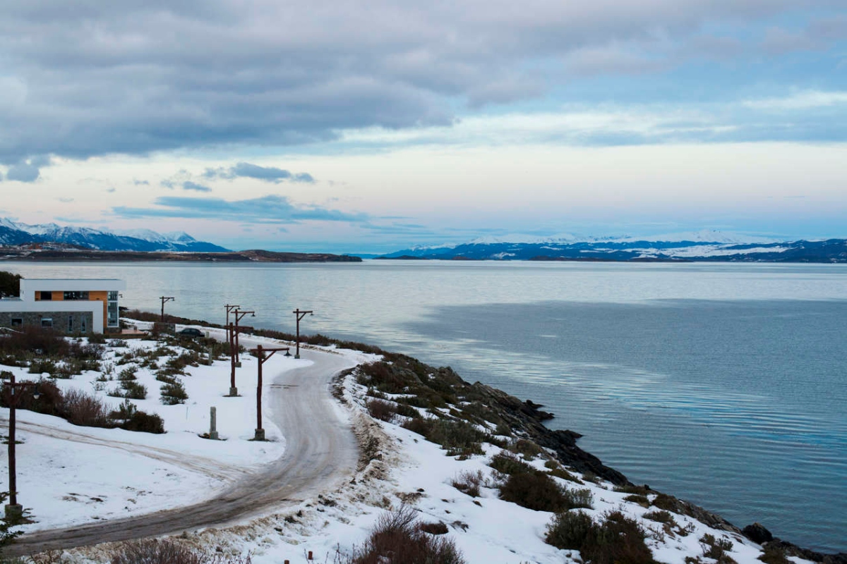 Frío extremo congela las olas del mar en La Patagonia