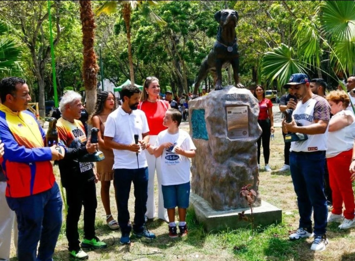 Develan estatua en honor al "perrito" Orión