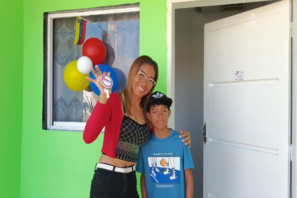 Familias de la "Voluntad de Dios" reciben viviendas dignas