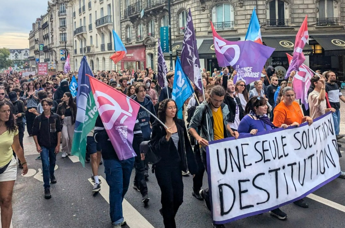 Franceses protestan contra "golpe de Estado" de Macron