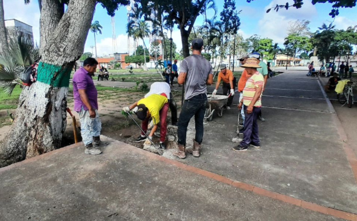Restauran espacios de Plaza Bolívar en Punta de Mata