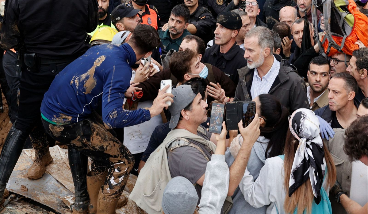 Abuchean a reyes de España durante visita a zonas afectas por la DANA