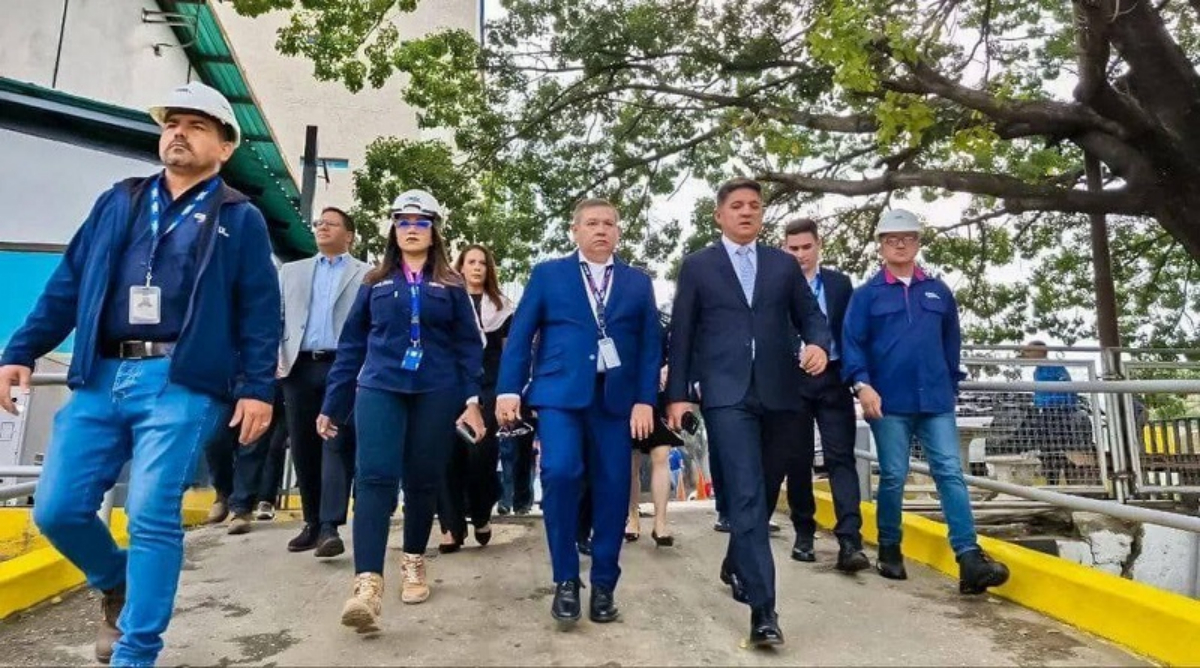 Venezuela recibe material para expandir servicio de fibra óptica