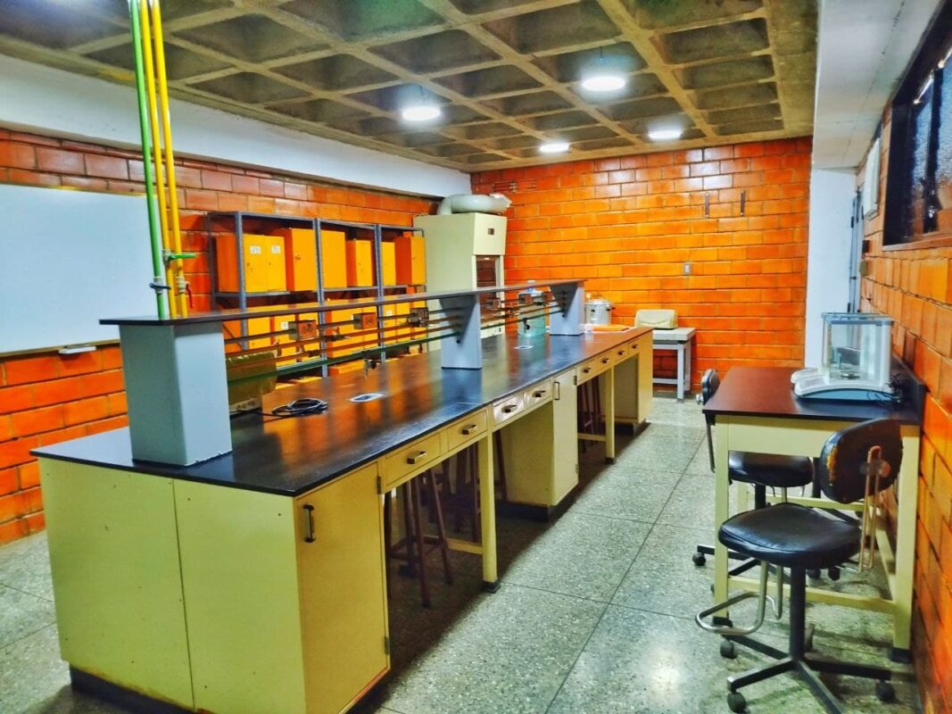 Reactivan laboratorio de Microbiología y Bioquímica de la Unerg