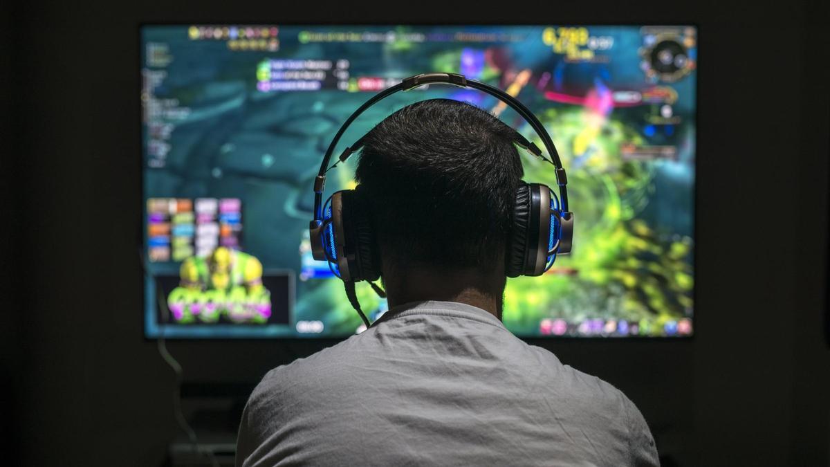OMS previene perdida auditiva de los gamers con medidas preventivas