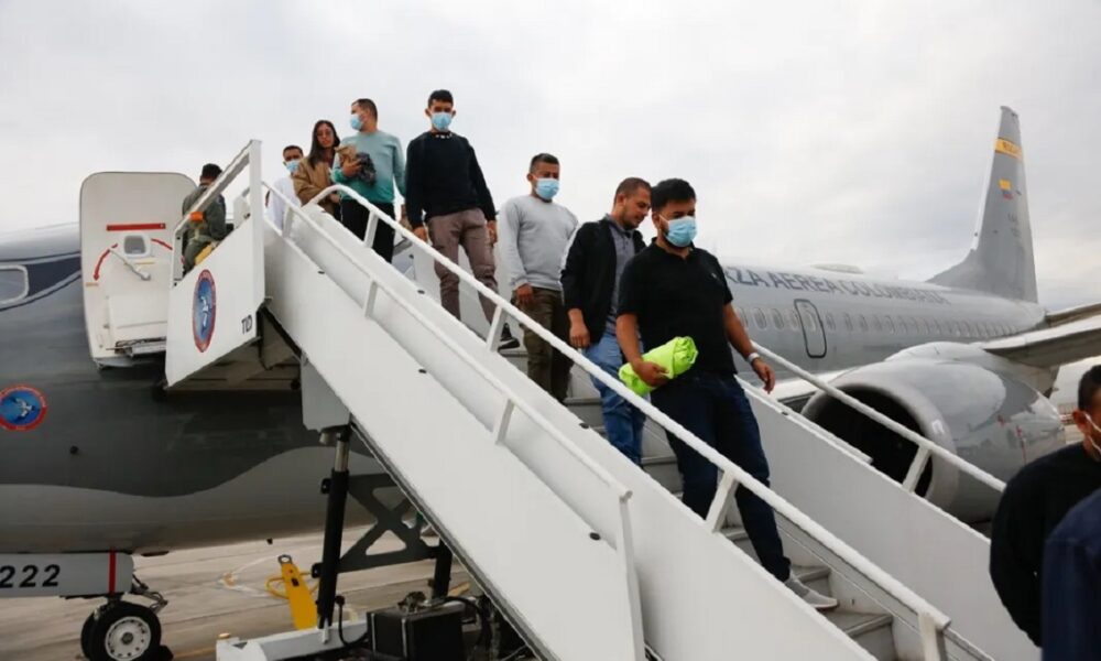 Arriba a Colombia cuarto vuelo de migrantes deportados de EEUU