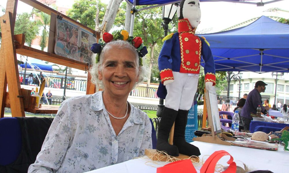 Artesanos ofrendaron sus creaciones en honor al Libertador