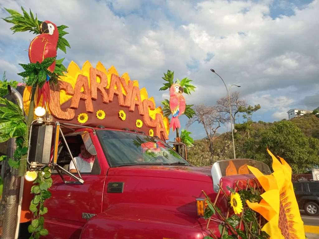 La Guaira se vistió de color con las carrozas de Carnaval
