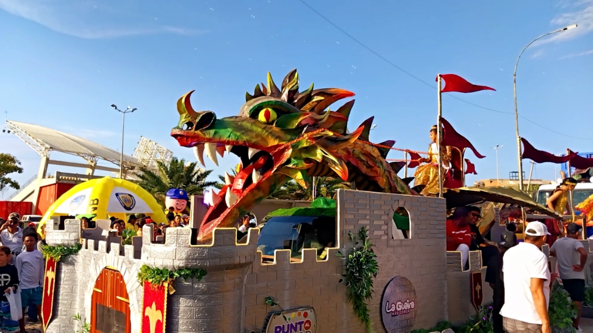 La Guaira se vistió de color con las carrozas de Carnaval