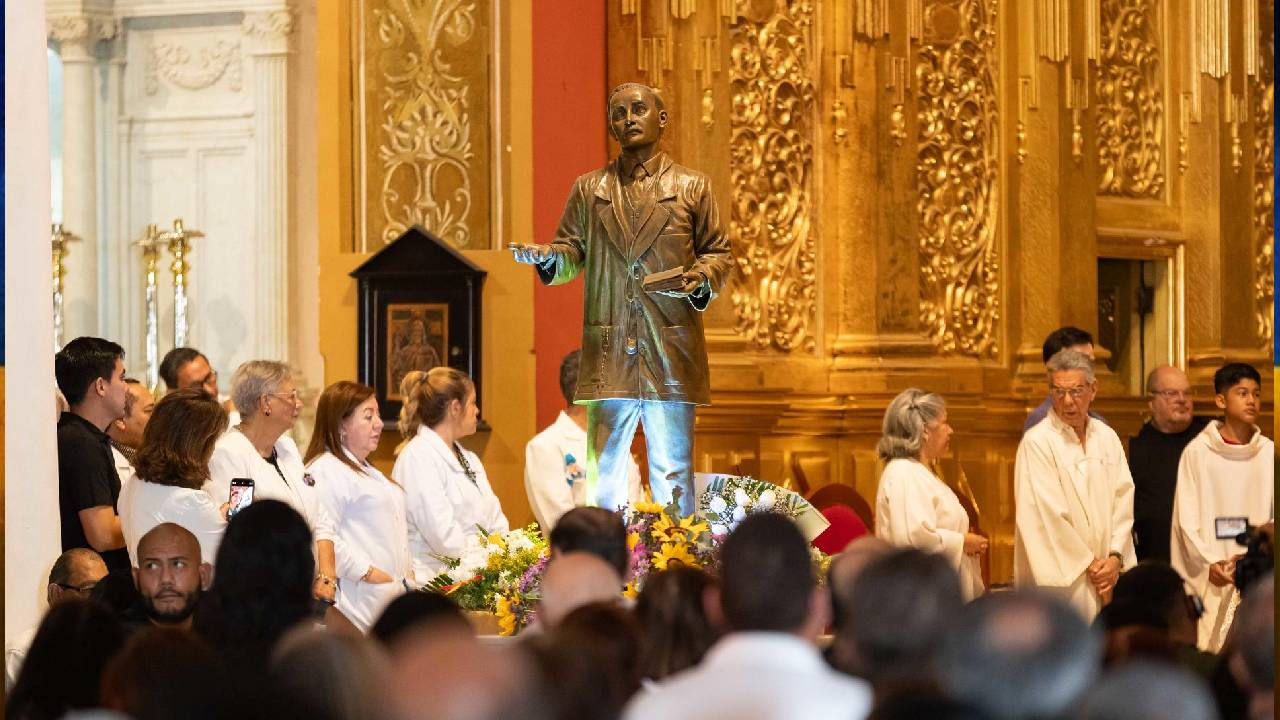 Devoción y acción de gracia caracterizó la Misa de las Batas Blancas