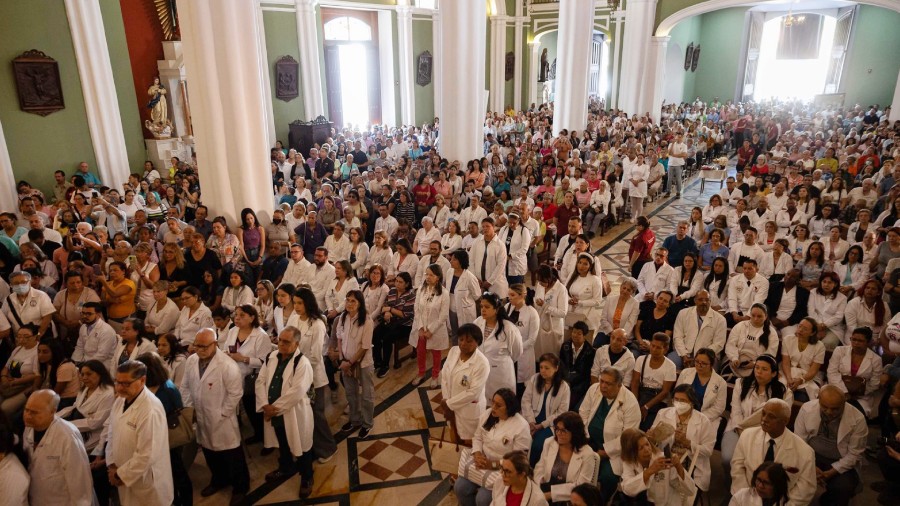 Devoción y acción de gracia caracterizó la Misa de las Batas Blancas