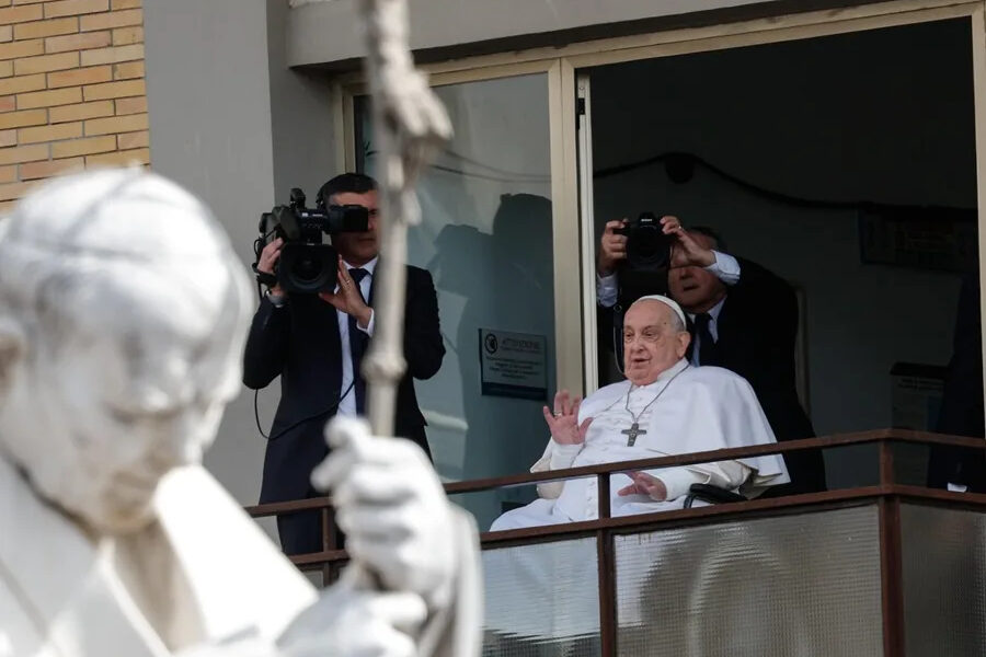 Papa Francisco regresa al Vaticano tras hospitalización