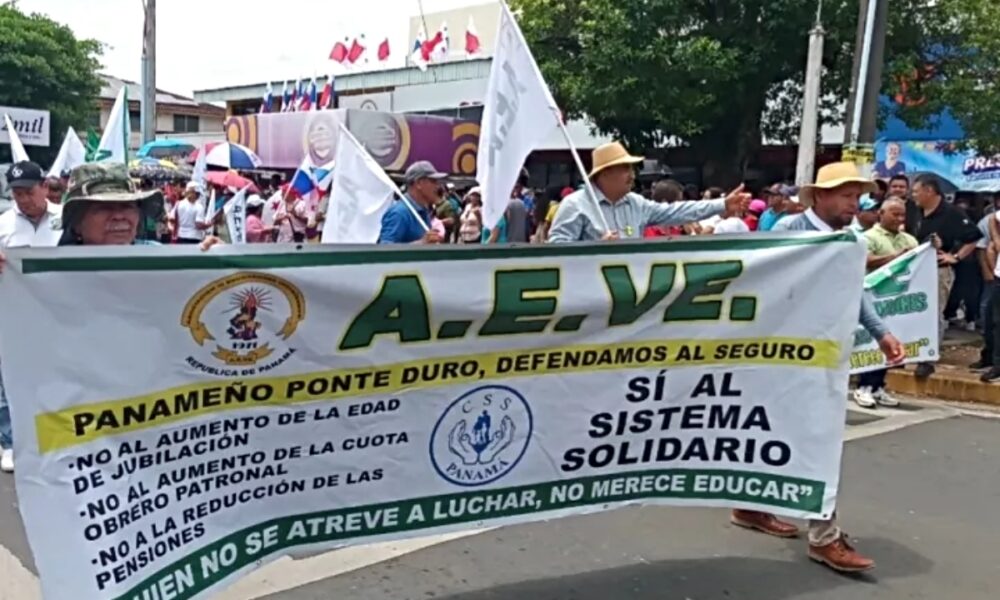 Educadores protestan contra ley regulatoria de pensiones mínimas