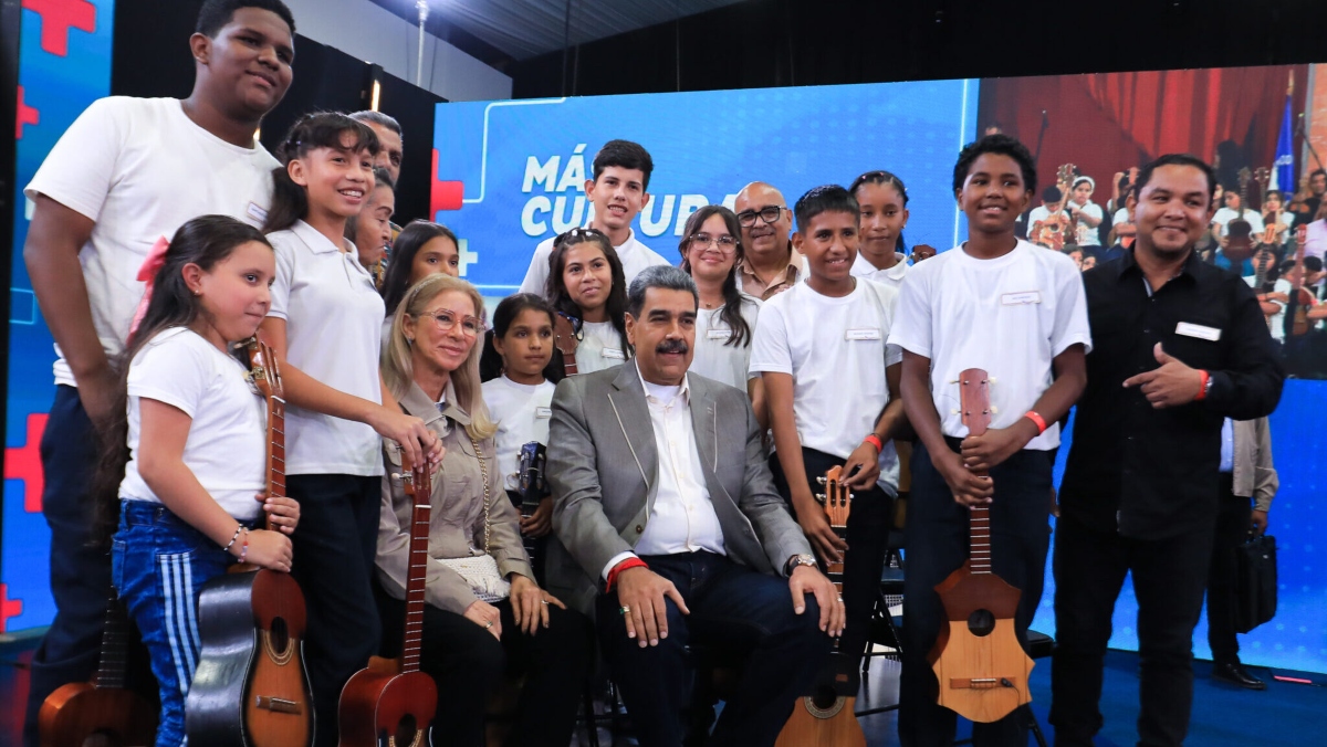 Presidente Maduro propone conformar orquesta de 10 mil cuatristas