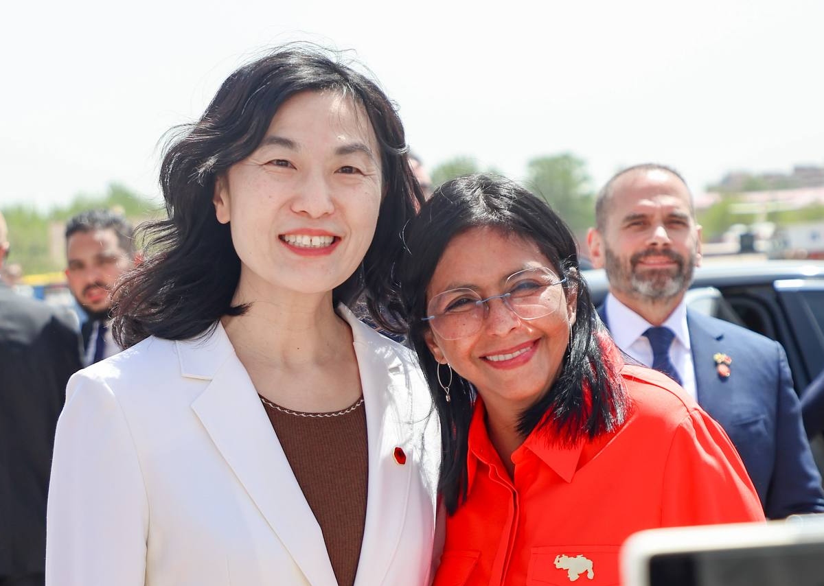 Vicepresidenta Rodríguez llega a China para fortalecer lazos bilaterales