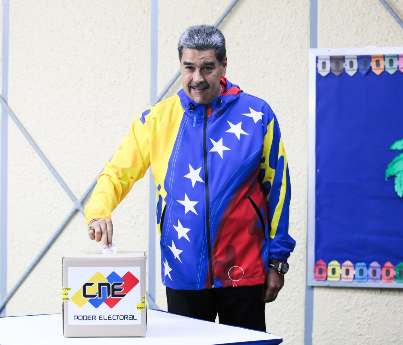 Presidente Nicolás Maduro junto a la Primera dama votan por la paz