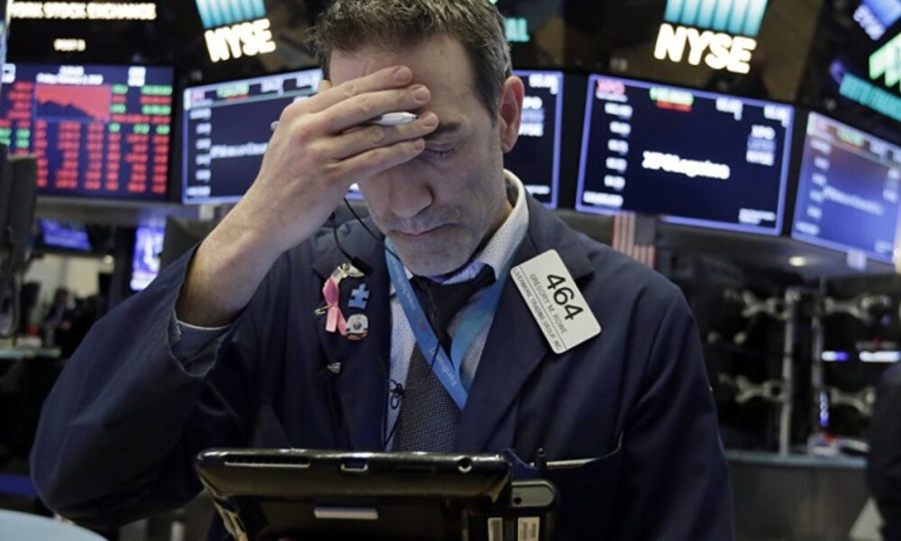 Wall Street cae tras reactivación de aranceles de Trump