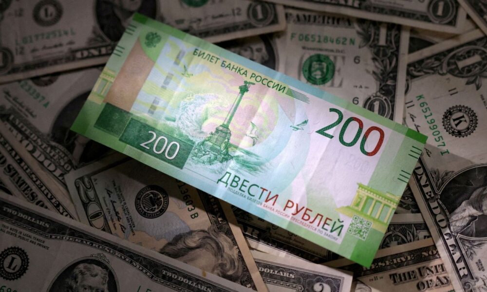 Rublo ruso supera al dólar