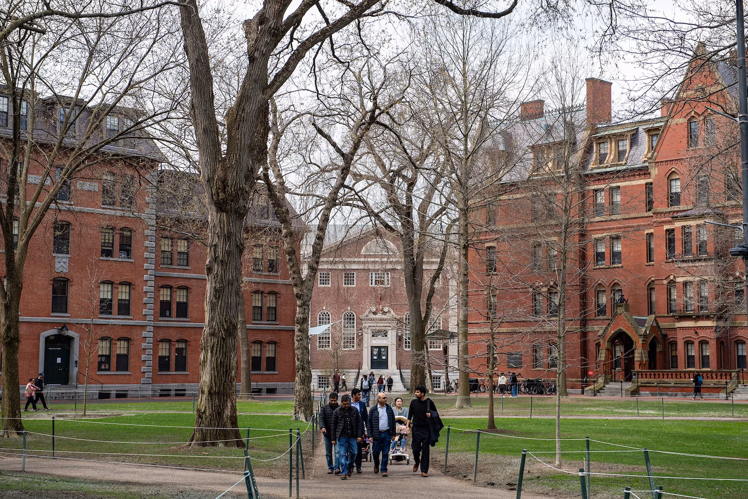 Trump excluye a Harvard de recibir fondos federales