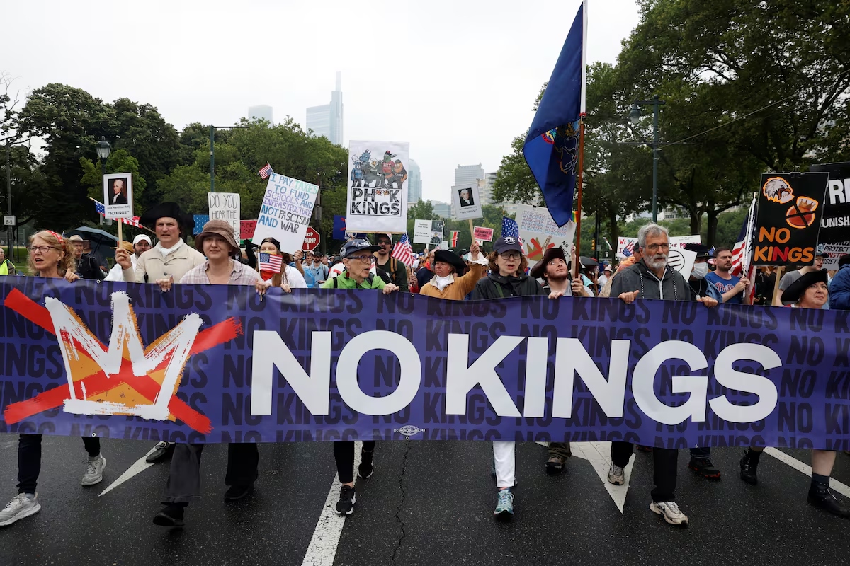 «No Kings!» gritan en las calles estadounidenses en gran protesta