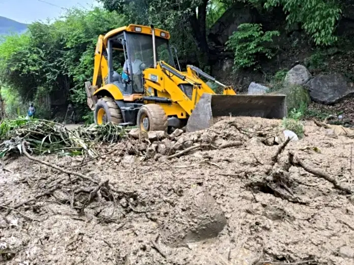 Despejan vías en Mérida tras fuertes lluvias